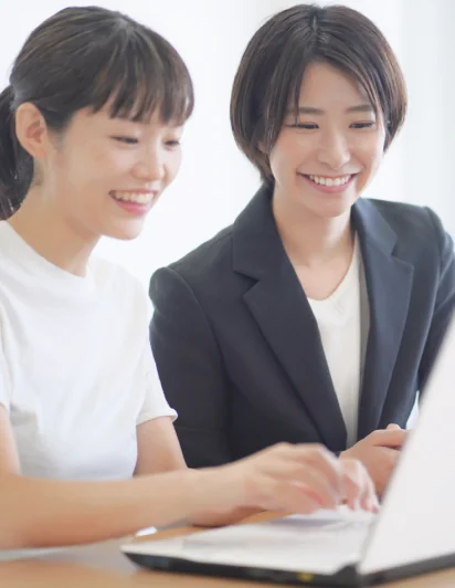 スタッフと相談しながら作業する様子