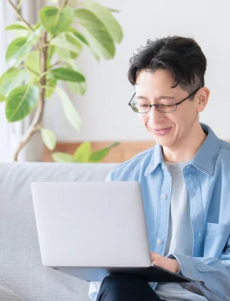 在宅でオンライン作業をする様子